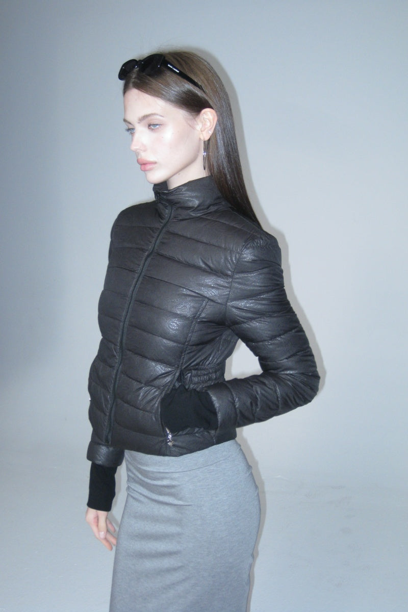 Down jacket with a fur collar in black